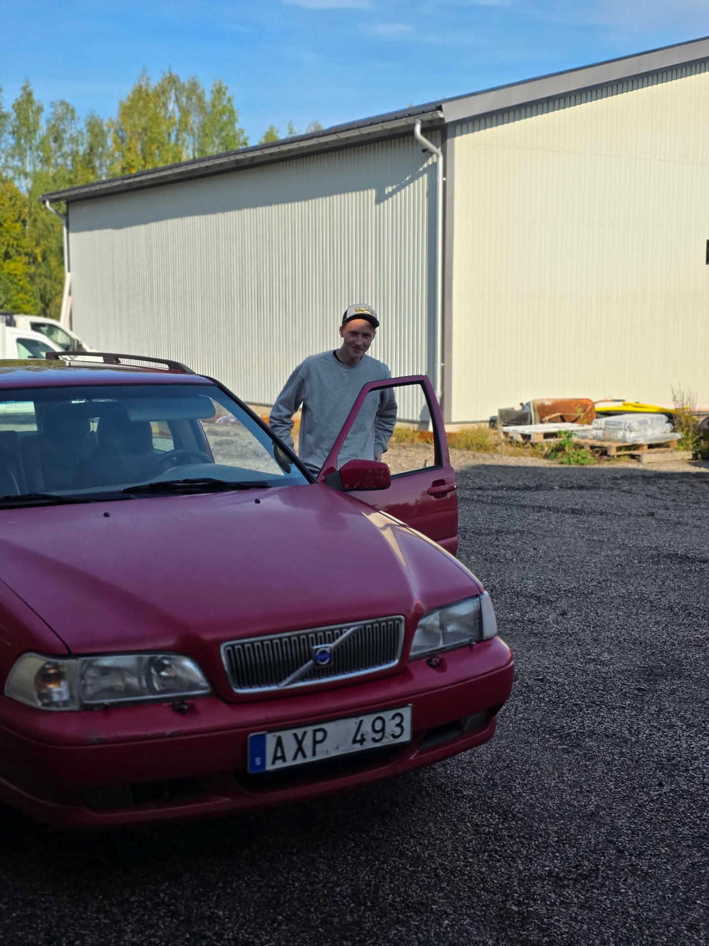 Nathan vid sin röda Volvo