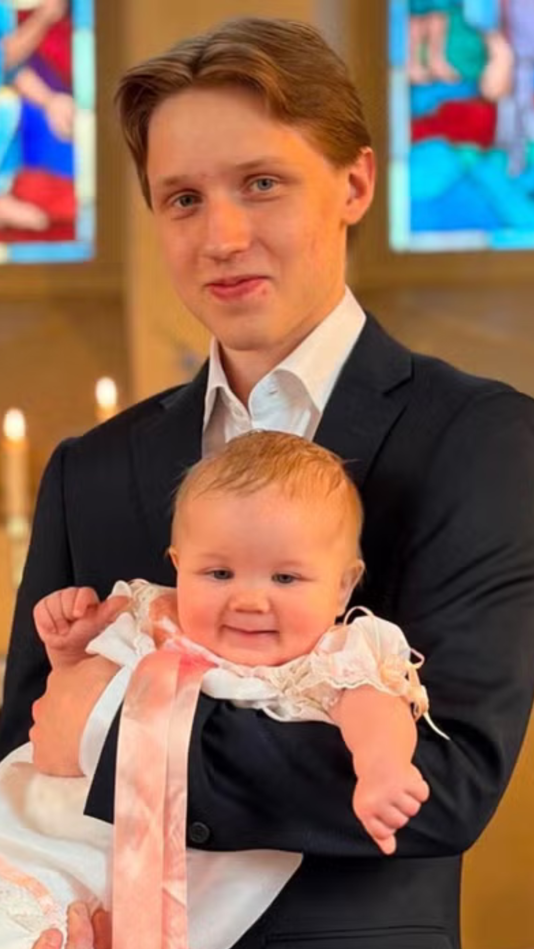 Nathan håller sin lilla kusin