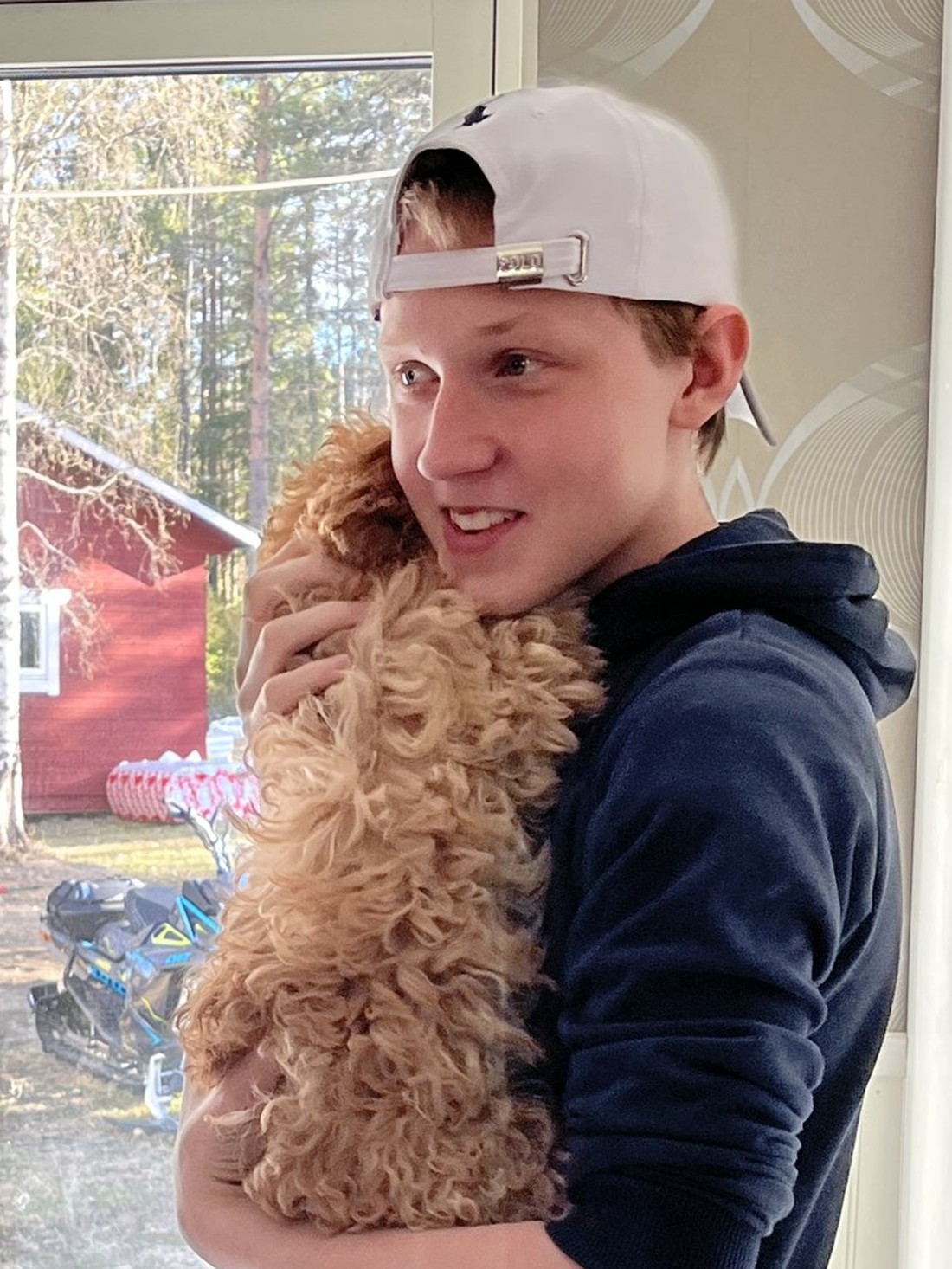 Nathan vid altandörren tillsammans med hunden