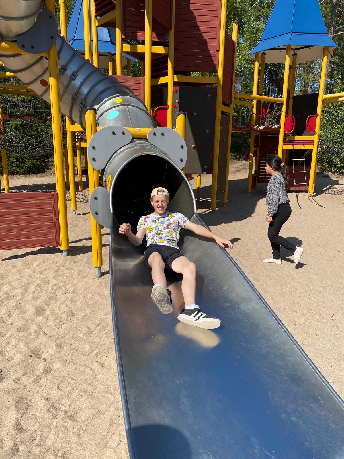Nathan i rutschkanan på lekparken.
