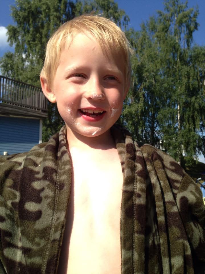 Nathan i kamouflagetröjan, glass runt munnen.