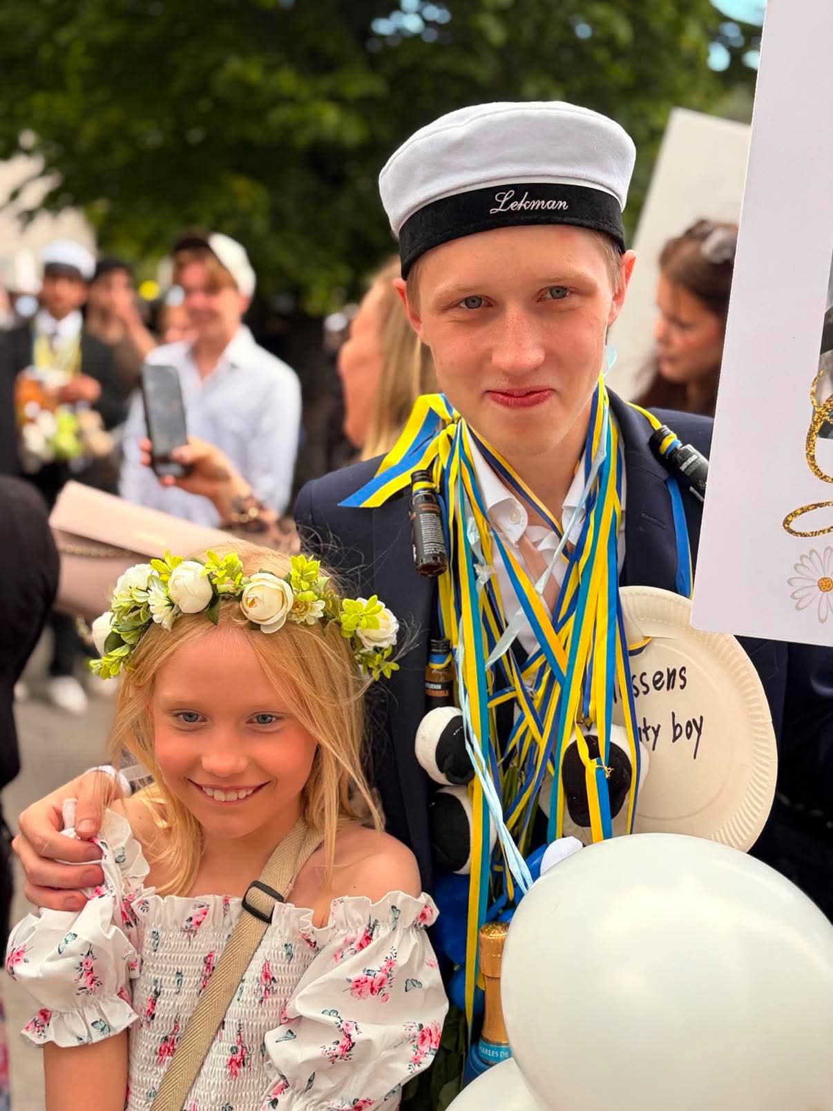 Nathan med lillasyster Ronja på studentdagen.
