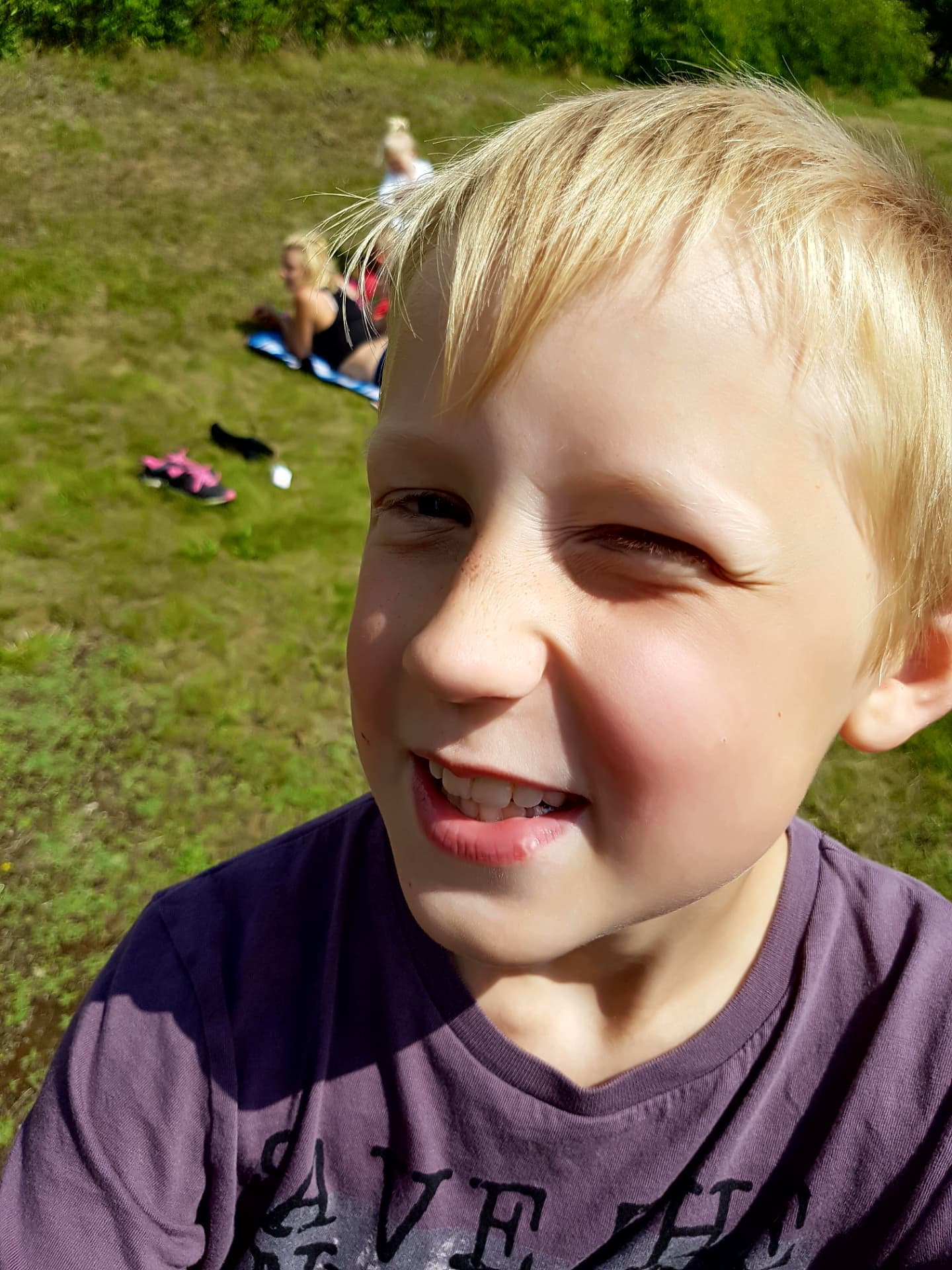 Nathan i gräset en solig sommardag.