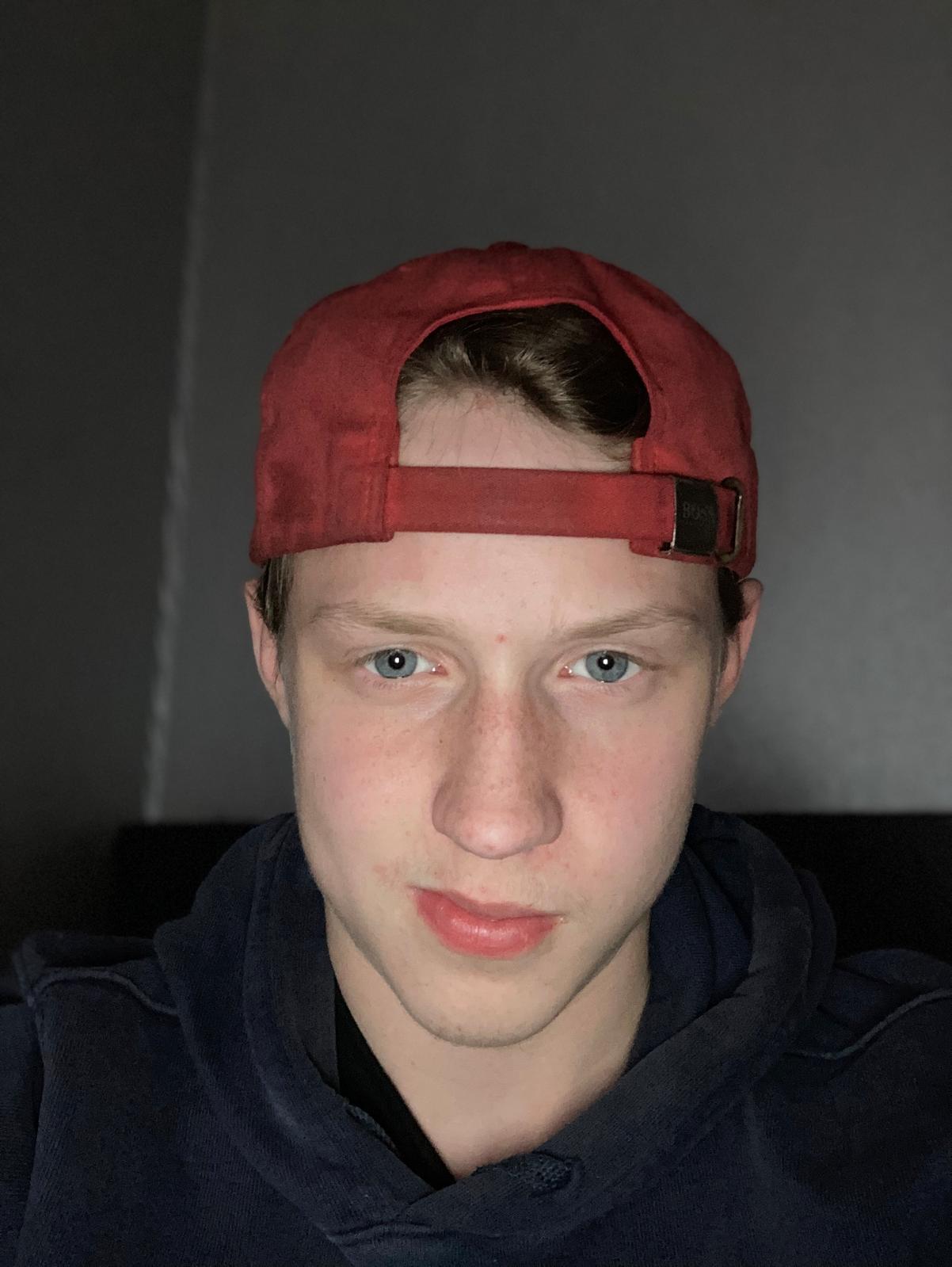 Nathan i sin röda keps.