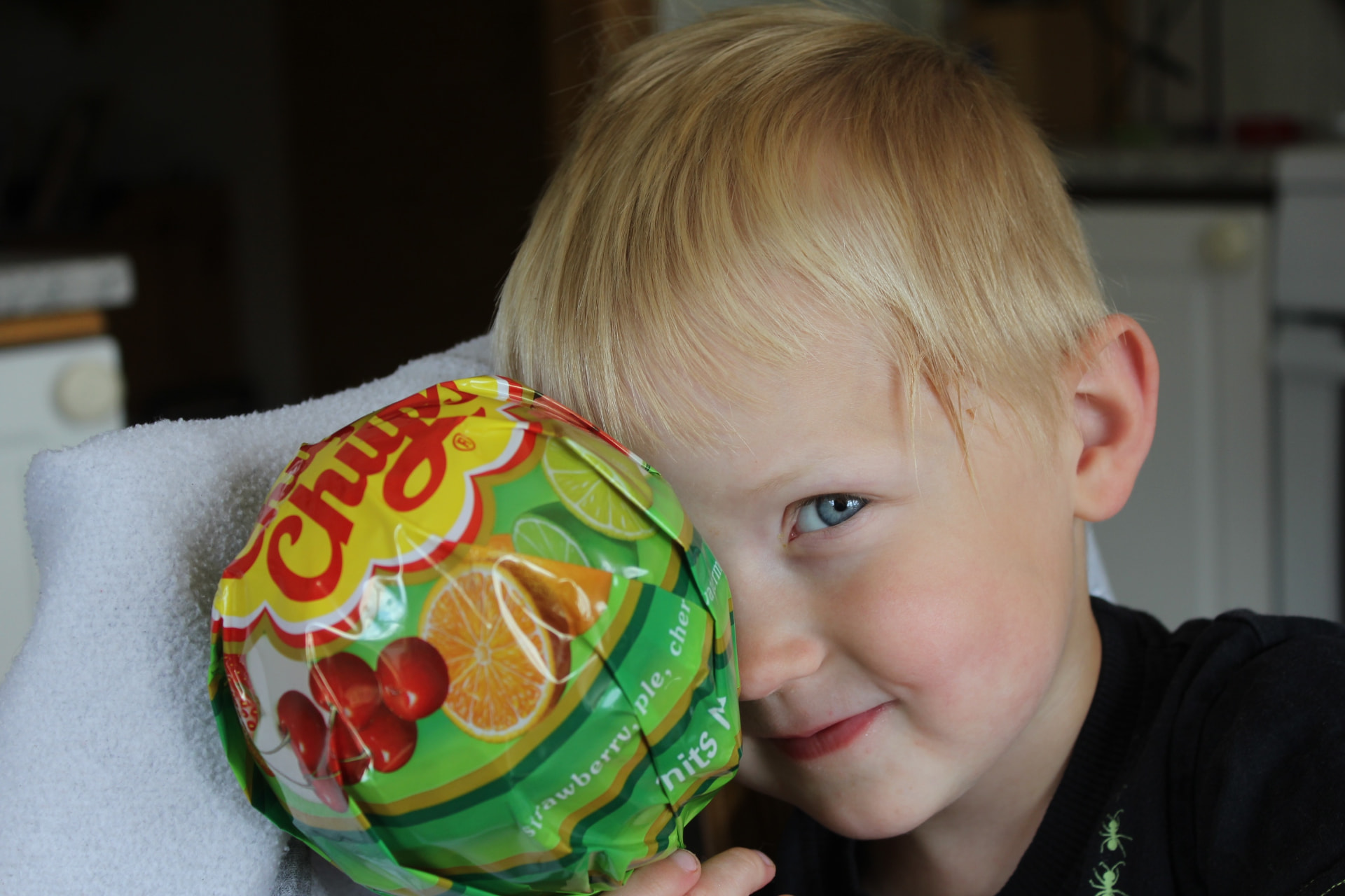 Nathan som liten med en klubba i handen.