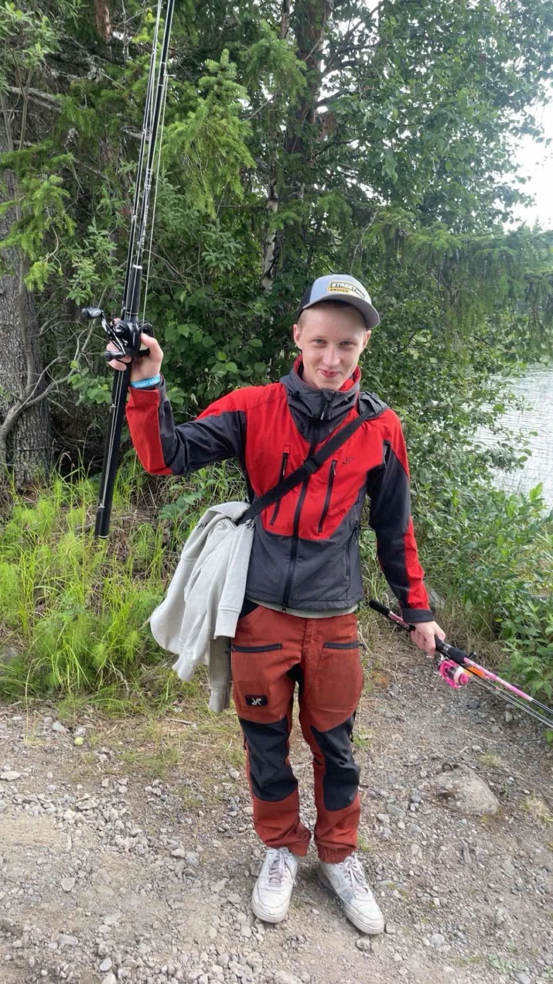 Nathan i fiskekläder med spöt i skogen